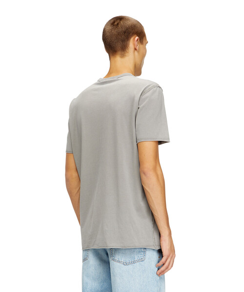 DIESEL（ディーゼル）の「メンズ Tシャツ T-RAWJUST-V1（Tシャツ/カットソー・メンズ・グレー系その他/ベージュ・LARGE/XXX-LARGE/SMALL/X-SMALL/X-LARGE/XX-LARGE/MEDIUM）」の8枚目の写真