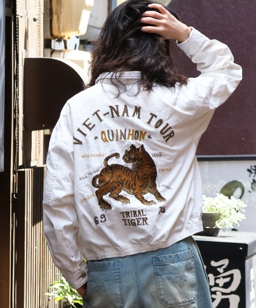 KRIFF MAYER(クリフメイヤー)の「スーベニアベトジャン(スカジャン・メンズ・ベージュ/チャコール/オリーブ/ブルー/オフホワイト・X-LARGE/LARGE/MEDIUM)」の2枚目の写真