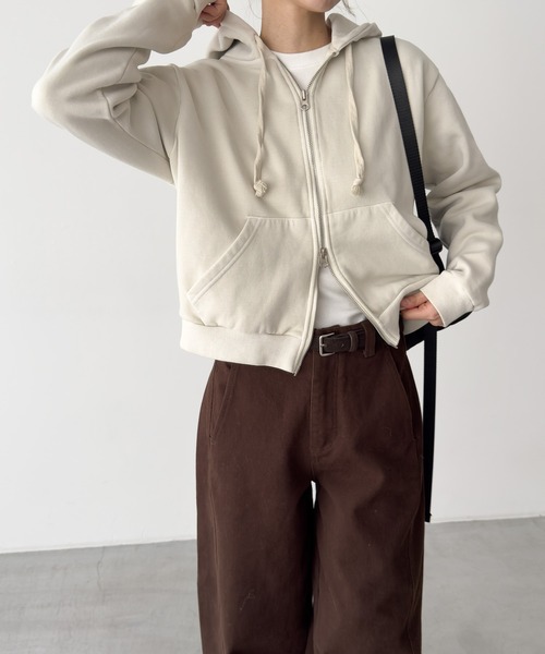 CANAL JEAN（キャナルジーン）の「Lakey Park　ピグメントコンパクトパーカー（パーカー・レディース・アイボリー/チャコールグレー・ONE SIZE）」の2枚目の写真