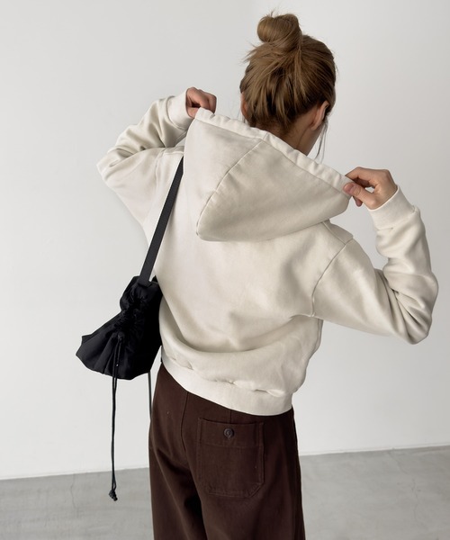 CANAL JEAN（キャナルジーン）の「Lakey Park　ピグメントコンパクトパーカー（パーカー・レディース・アイボリー/チャコールグレー・ONE SIZE）」の4枚目の写真