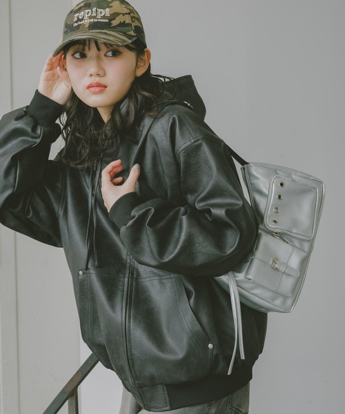 repipi armario（レピピ アルマリオ）の「Wポケットハトメショルダーバッグ（ショルダーバッグ・キッズ・グレー/ナチュラル/ブラック・ONESIZE）」の2枚目の写真