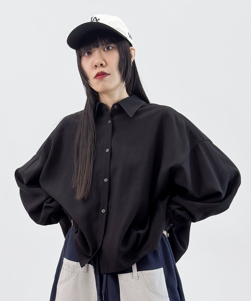 niko and...（ニコアンド）の「[MODE NORM CORE] テロツイルBIGコクーンシャツ（シャツ/ブラウス・レディース・ブルー/オフホワイト/ブラック・FREE）」の2枚目の写真