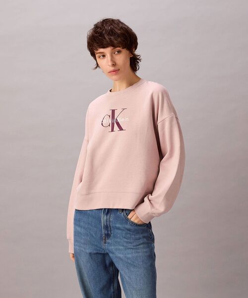 Calvin Klein（カルバン・クライン）の「スウェット - モノグラムロゴリラックスクルーネックスウェットプルオーバー（スウェット・レディース・グレー/ピンク・XS/M/S）」の2枚目の写真