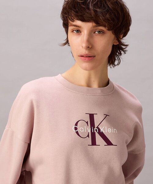 Calvin Klein（カルバン・クライン）の「スウェット - モノグラムロゴリラックスクルーネックスウェットプルオーバー（スウェット・レディース・グレー/ピンク・XS/M/S）」の4枚目の写真