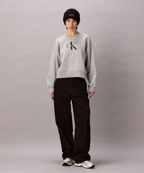 Calvin Klein（カルバン・クライン）の「スウェット - モノグラムロゴリラックスクルーネックスウェットプルオーバー（スウェット・レディース・グレー/ピンク・XS/M/S）」の5枚目の写真