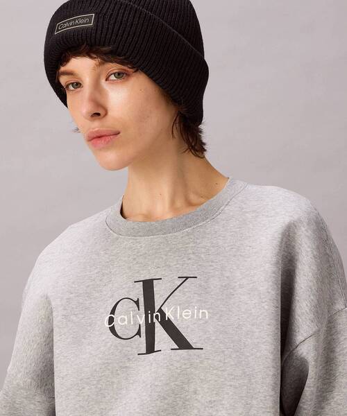 Calvin Klein（カルバン・クライン）の「スウェット - モノグラムロゴリラックスクルーネックスウェットプルオーバー（スウェット・レディース・グレー/ピンク・XS/M/S）」の8枚目の写真