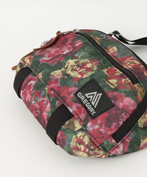 GREGORY（グレゴリー）の「トランスファーショルダーM TRANSFER SHOULDER V2 M ボタニカルタペストリー（ショルダーバッグ・メンズ・レッド系その他・ONE SIZE）」の3枚目の写真