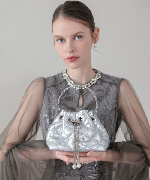 Leja（レジャ）の「【LEJA】ビジューストーンキルティングバケット2WAYハンドバッグ結婚式 お呼ばれピアス 二次会 同窓会 お呼ばれ オケージョン 20代 30代（ハンドバッグ・レディース・シルバー/ブラック・FREE）」の2枚目の写真