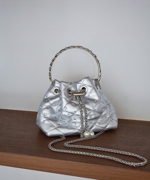 Leja（レジャ）の「【LEJA】ビジューストーンキルティングバケット2WAYハンドバッグ結婚式 お呼ばれピアス 二次会 同窓会 お呼ばれ オケージョン 20代 30代（ハンドバッグ・レディース・シルバー/ブラック・FREE）」の9枚目の写真