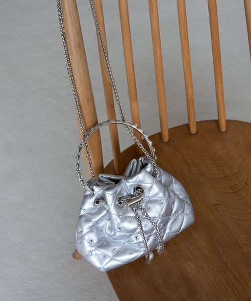 Leja（レジャ）の「【LEJA】ビジューストーンキルティングバケット2WAYハンドバッグ結婚式 お呼ばれピアス 二次会 同窓会 お呼ばれ オケージョン 20代 30代（ハンドバッグ・レディース・シルバー/ブラック・FREE）」の10枚目の写真