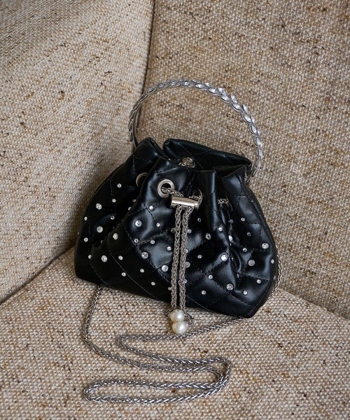Leja（レジャ）の「【LEJA】ビジューストーンキルティングバケット2WAYハンドバッグ結婚式 お呼ばれピアス 二次会 同窓会 お呼ばれ オケージョン 20代 30代（ハンドバッグ・レディース・シルバー/ブラック・FREE）」の5枚目の写真