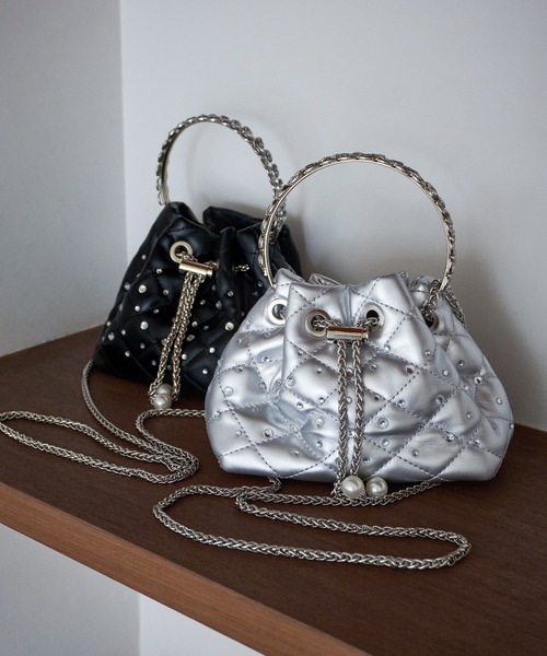 Leja（レジャ）の「【LEJA】ビジューストーンキルティングバケット2WAYハンドバッグ結婚式 お呼ばれピアス 二次会 同窓会 お呼ばれ オケージョン 20代 30代（ハンドバッグ・レディース・シルバー/ブラック・FREE）」の11枚目の写真