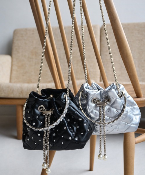 Leja（レジャ）の「【LEJA】ビジューストーンキルティングバケット2WAYハンドバッグ結婚式 お呼ばれピアス 二次会 同窓会 お呼ばれ オケージョン 20代 30代（ハンドバッグ・レディース・シルバー/ブラック・FREE）」の12枚目の写真