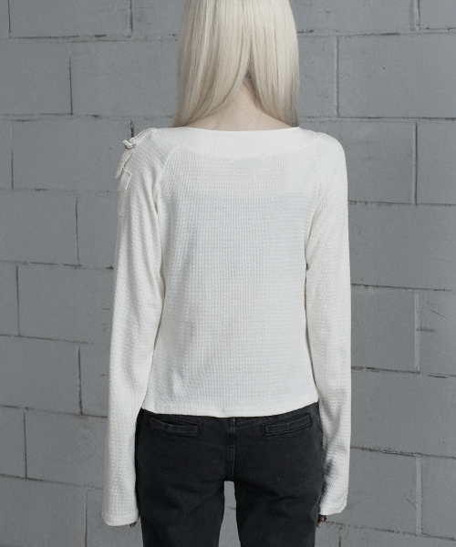 ETRE AU SOMMET(エトレオソメ)の「Chain Bijo Pocket Long Sleeve T-Shirt (Ivory)(Tシャツ/カットソー・レディース・アイボリー・FREE)」の3枚目の写真