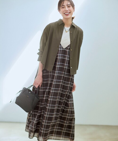 23区 L（ニジュウサンクオオキイサイズ）の「シャイニーシアー ノースリーブ ニット（ニット/セーター・レディース・ネイビー系/ホワイト系/ライトグレー系/ベージュ系/ブルー系・46/44）」の11枚目の写真