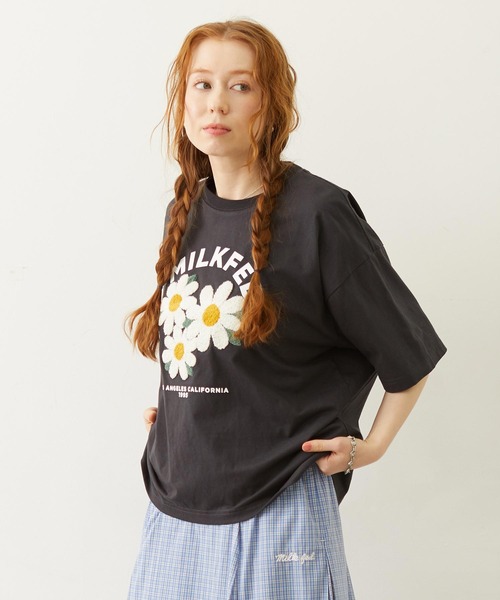MILKFED.(ミルクフェド)の「FLOWER SAGARA EMBROIDERY WIDE S/S TEE(Tシャツ/カットソー・レディース・ブラック/ライトブルー/オートミール/チャコールグレー・M/L)」の2枚目の写真