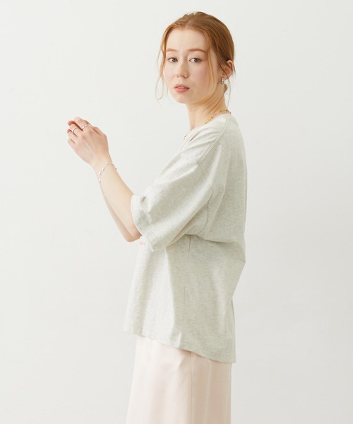 MILKFED.(ミルクフェド)の「FLOWER SAGARA EMBROIDERY WIDE S/S TEE(Tシャツ/カットソー・レディース・ブラック/ライトブルー/オートミール/チャコールグレー・M/L)」の5枚目の写真