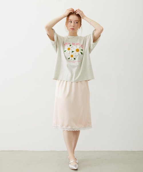 MILKFED.(ミルクフェド)の「FLOWER SAGARA EMBROIDERY WIDE S/S TEE(Tシャツ/カットソー・レディース・ブラック/ライトブルー/オートミール/チャコールグレー・M/L)」の7枚目の写真