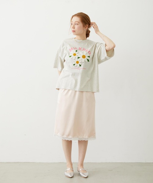 MILKFED.(ミルクフェド)の「FLOWER SAGARA EMBROIDERY WIDE S/S TEE(Tシャツ/カットソー・レディース・ブラック/ライトブルー/オートミール/チャコールグレー・M/L)」の8枚目の写真