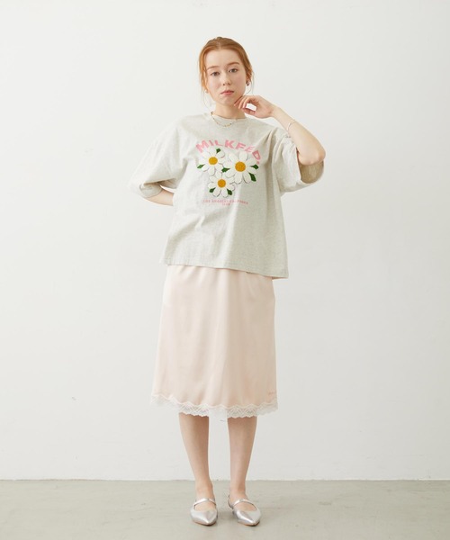 MILKFED.(ミルクフェド)の「FLOWER SAGARA EMBROIDERY WIDE S/S TEE(Tシャツ/カットソー・レディース・ブラック/ライトブルー/オートミール/チャコールグレー・M/L)」の10枚目の写真