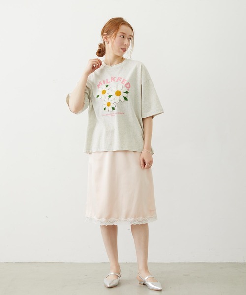 MILKFED.(ミルクフェド)の「FLOWER SAGARA EMBROIDERY WIDE S/S TEE(Tシャツ/カットソー・レディース・ブラック/ライトブルー/オートミール/チャコールグレー・M/L)」の9枚目の写真