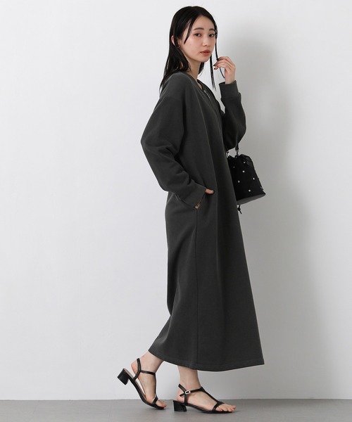 Gready Brilliant(グレディブリリアン)の「裏毛バックロゴジップワンピ(ワンピース・レディース・チャコールグレー/ライトベージュ・38)」の8枚目の写真