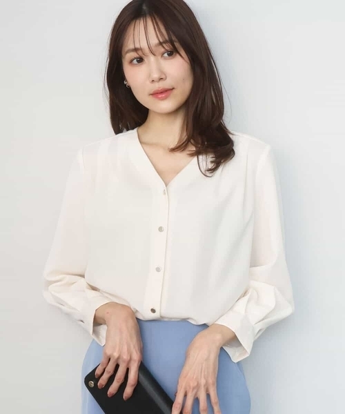 MK MICHEL KLEIN（エムケーミッシェルクラン）の「Vネックサテンブラウス/洗える（シャツ/ブラウス・レディース・アイボリー/ミント/ネイビー・38）」の2枚目の写真