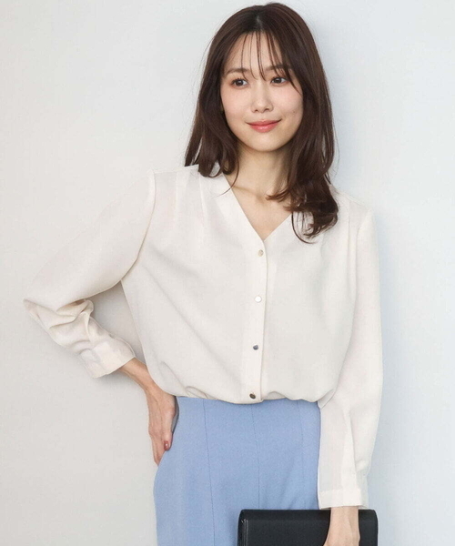 MK MICHEL KLEIN（エムケーミッシェルクラン）の「[洗える]Vネックサテンブラウス（シャツ/ブラウス・レディース・アイボリー/ミント/ネイビー・38）」の14枚目の写真