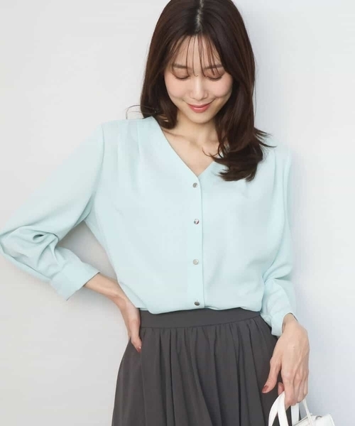 MK MICHEL KLEIN（エムケーミッシェルクラン）の「Vネックサテンブラウス/洗える（シャツ/ブラウス・レディース・アイボリー/ミント/ネイビー・38）」の22枚目の写真