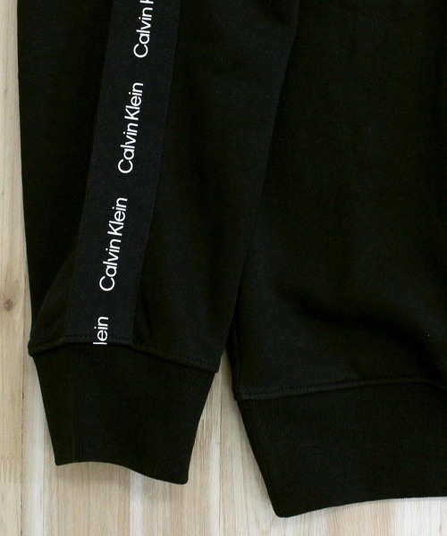Calvin Klein(カルバン・クライン)の「CK カルバンクライン ロゴテープ クルー LS CALVIN KLEIN LOGO TAPE CREW(スウェット・メンズ・ベージュ/ブラック・L/XL/M)」の12枚目の写真