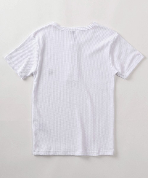 SlashDate（スラッシュデイト）の「【82】ワンポイント刺繍 ワッフル ヘンリーネックTシャツ/ユニセックス/レディース/メンズ（Tシャツ/カットソー・メンズ・ホワイト/ブラック・S/L/M）」の4枚目の写真