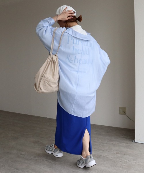 zena（ジェナ）の「シアー無地ドルマンシャツ（シャツ/ブラウス・レディース・グレイッシュベージュ/サックスブルー・MEDIUM）」の7枚目の写真