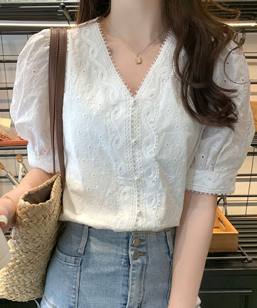 2ly2(トゥーリートゥー)の「Vネックレースブラウス 半袖 パフスリーブ 前開き 刺繍トップス(シャツ/ブラウス・レディース・ホワイト・FREE)」の1枚目の写真