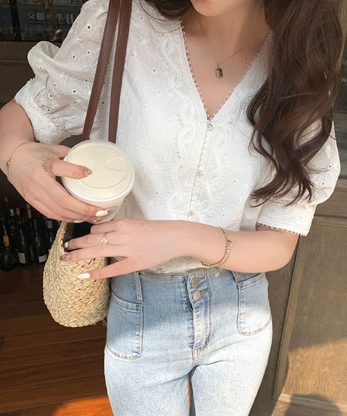 2ly2(トゥーリートゥー)の「Vネックレースブラウス 半袖 パフスリーブ 前開き 刺繍トップス(シャツ/ブラウス・レディース・ホワイト・FREE)」の6枚目の写真