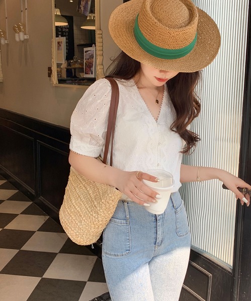 2ly2(トゥーリートゥー)の「Vネックレースブラウス 半袖 パフスリーブ 前開き 刺繍トップス(シャツ/ブラウス・レディース・ホワイト・FREE)」の2枚目の写真