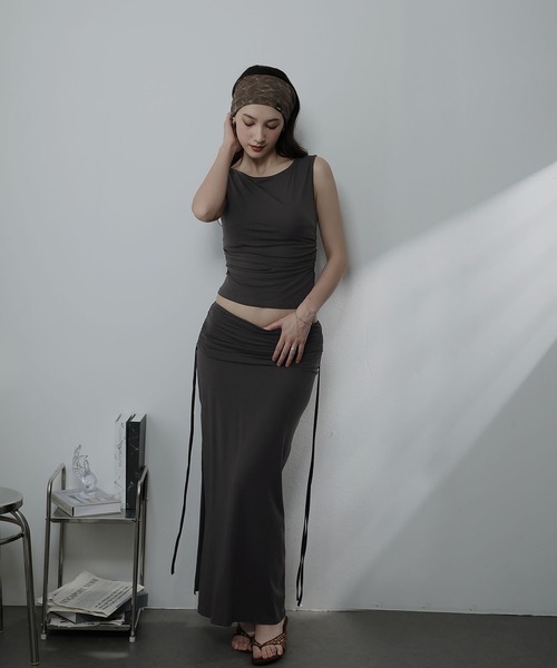 Ulysses（ユリシス）の「【セットアップ】ワンショルダーカットソー＆スリットスカート（セットアップ・レディース・ブラウン/ライトグレー・M/S）」の4枚目の写真