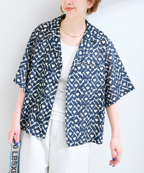 B.C STOCK（ベーセーストック）の「手洗い可 / ストロークプリントクロップSSシャツ（シャツ/ブラウス・レディース・ブラック/ネイビー/グリーン・FREE）」の2枚目の写真