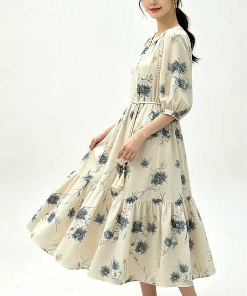 LUCPY(ラクピー)の「フラワープリントウエストリボンロングワンピース(ワンピース・レディース・アイボリー・X-LARGE/LARGE/MEDIUM/SMALL)」の2枚目の写真
