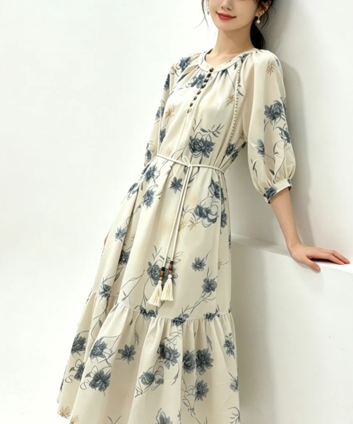 LUCPY(ラクピー)の「フラワープリントウエストリボンロングワンピース(ワンピース・レディース・アイボリー・X-LARGE/LARGE/MEDIUM/SMALL)」の3枚目の写真
