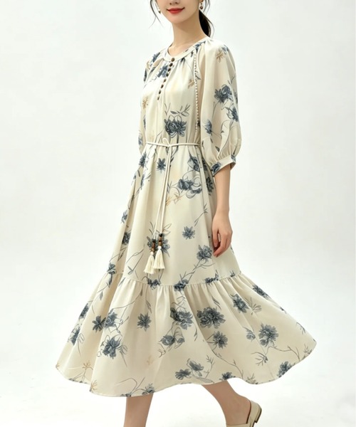 LUCPY(ラクピー)の「フラワープリントウエストリボンロングワンピース(ワンピース・レディース・アイボリー・X-LARGE/LARGE/MEDIUM/SMALL)」の4枚目の写真