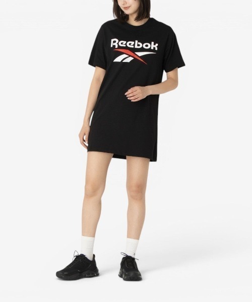 Reebok(リーボック)の「2カラーロゴ オーバーサイズ Tシャツドレス / ID 2-COLOR LOGO OVERSIZED T-SHIRT DRESS(ワンピース・レディース・グレー/ブラック/ホワイト・MEDIUM/SMALL/LARGE)」の2枚目の写真