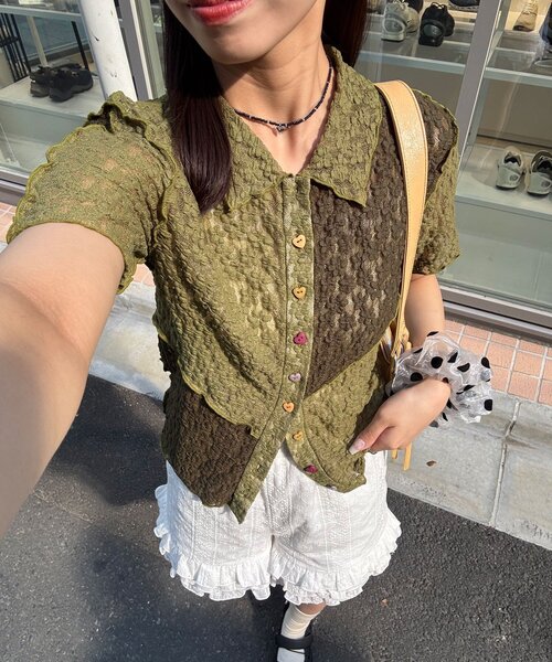 CIAOPANIC(チャオパニック)の「ハートボタンレース切替ポロシャツ(シャツ/ブラウス・レディース・ブラック/アイボリー/ブラウン/ピンク・ONE SIZE)」の3枚目の写真
