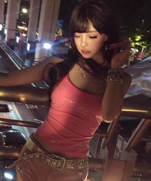 ViViDAY(ビビデー)の「【カップ付き】ラインストーン英字ロゴ タンクトップ(タンクトップ・レディース・ブラック/ホワイト/ピンク・M)」の6枚目の写真