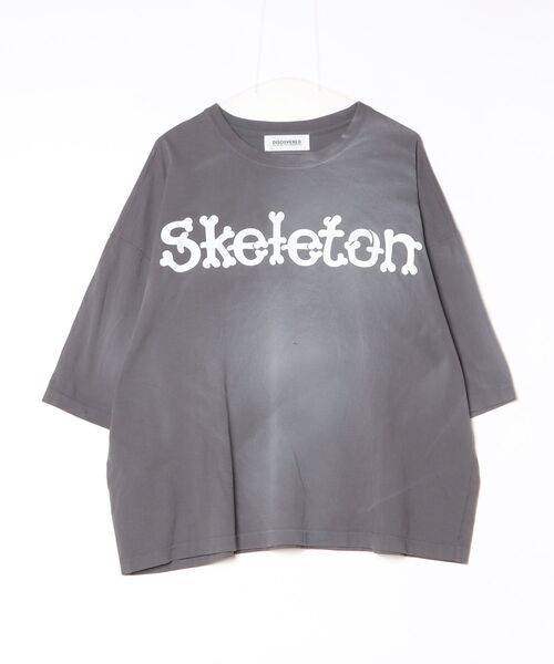 DISCOVERED(ディスカバード)の「【DISCOVERED】SUNBURN SKELTON TEE(Tシャツ/カットソー・メンズ・ダークグレー/グリーン/ブルー・1/3)」の1枚目の写真