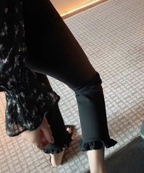 Ritzy(リッツィー)の「裾フリル 7 分丈クロップフレアパンツ(その他パンツ・レディース・ブラック・M)」の3枚目の写真