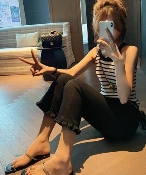 Ritzy(リッツィー)の「裾フリル 7 分丈クロップフレアパンツ(その他パンツ・レディース・ブラック・M)」の4枚目の写真