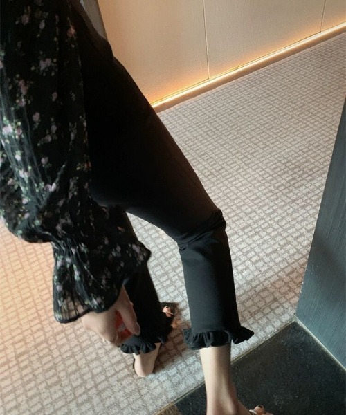 Ritzy(リッツィー)の「裾フリル 7 分丈クロップフレアパンツ(その他パンツ・レディース・ブラック・M)」の11枚目の写真