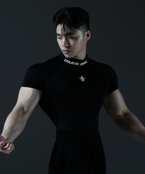 CARMID（カミド）の「コンプレッションモックネックレタリング半袖[ブラック]（Tシャツ/カットソー・メンズ・その他・1/2/3）」の2枚目の写真