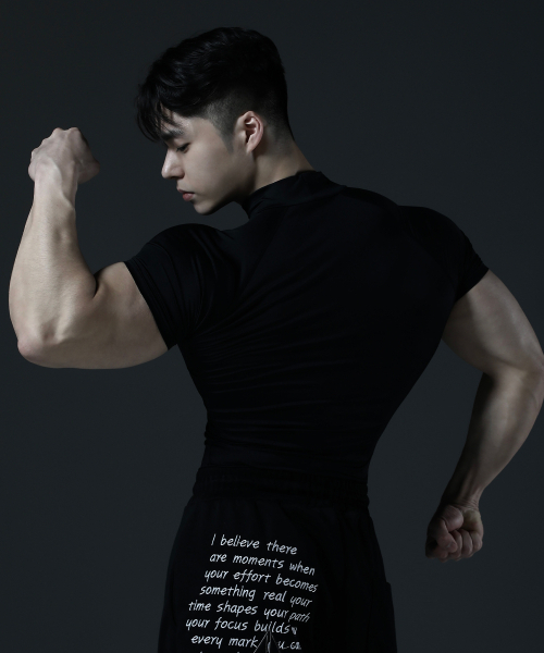CARMID（カミド）の「コンプレッションモックネックレタリング半袖[ブラック]（Tシャツ/カットソー・メンズ・その他・1/2/3）」の3枚目の写真