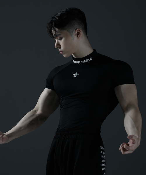CARMID（カミド）の「コンプレッションモックネックレタリング半袖[ブラック]（Tシャツ/カットソー・メンズ・その他・1/2/3）」の5枚目の写真